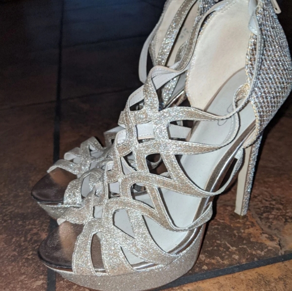 ALDO size 7.5 gold heels - Picture 4 of 7